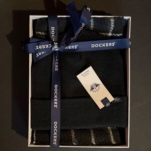 Dockers Black and Gray Beanie and Scarf Set